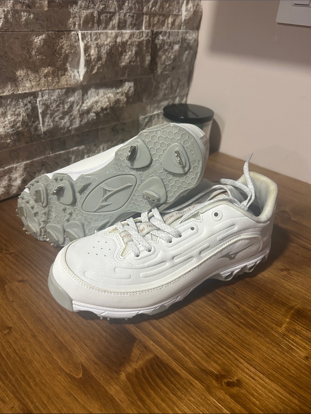 Mizuno 9-Spike Swift 8 softball metal cleats in white. NEW size 7.5